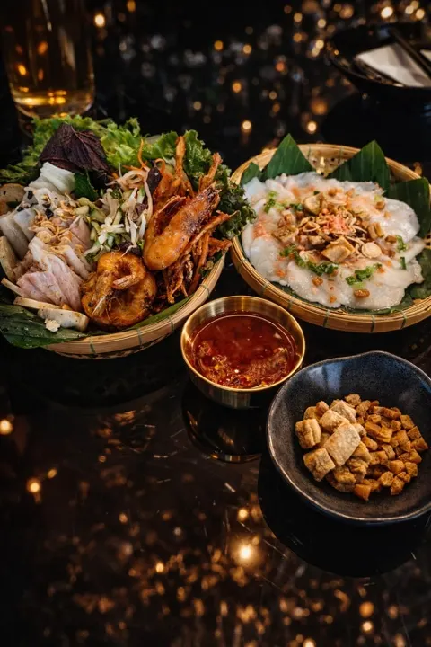 Steamed rice cakes and a brunch combo with shrimp and dipping sauce